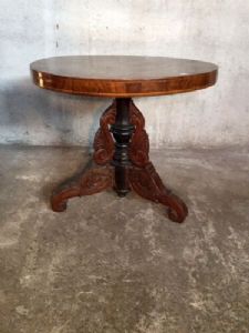 Elegante Tavolino Rotondo a Vela Carlo X in Noce e Piuma di Noce
